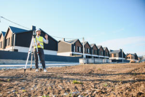 land surveyor at work, using total station, illustrating the need to know how to schedule professional land survey services in South Texas